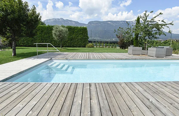 GFK Schwimmbecken als Infinity Pool