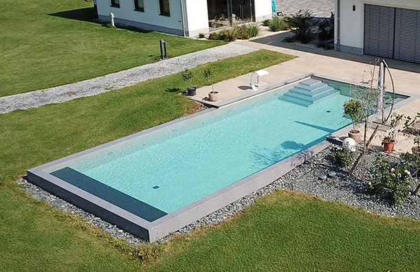 Massive Schwimmbecken aus Beton mit Folienauskleidung