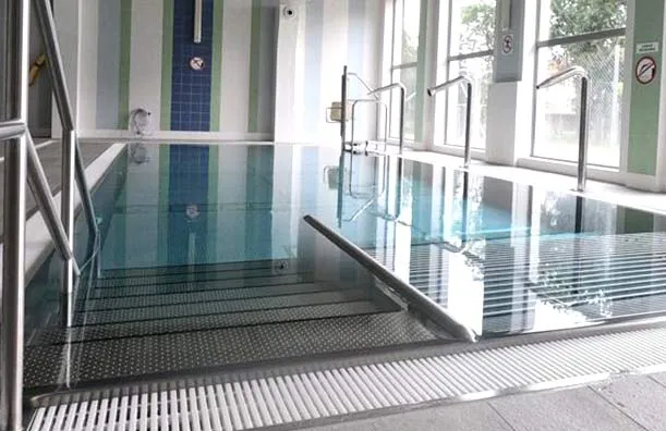 Edelstahlschwimmbecken bis 5 x 16 m als Hotelpool