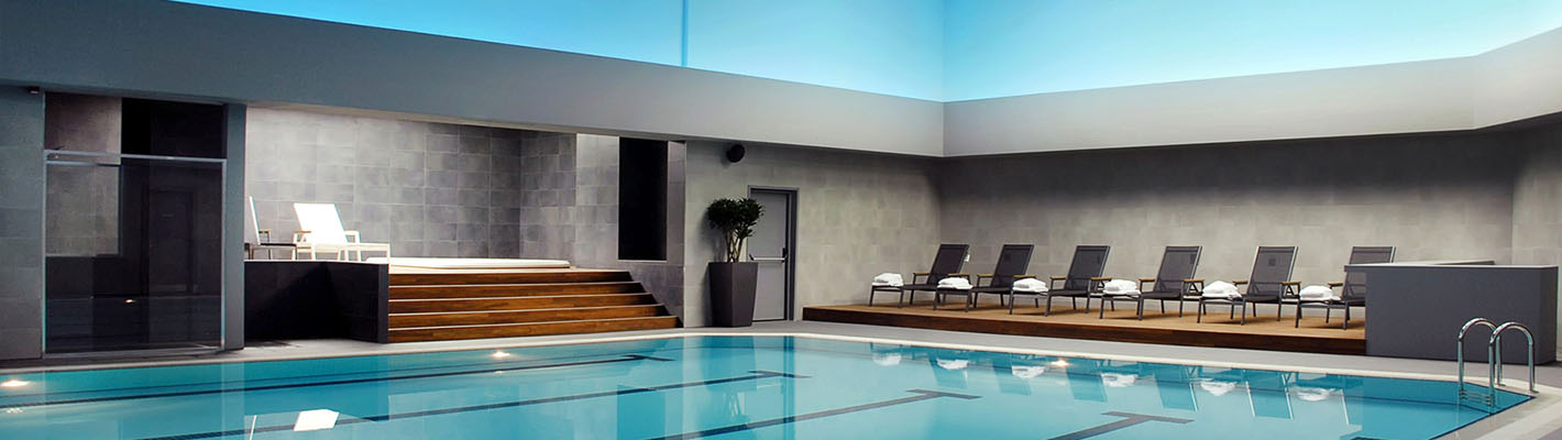 Moderne Schwimmhalle mit Luftentfeuchtungsanlage für optimale Raumluft