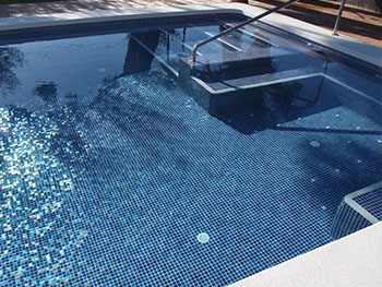 Betonschwimmbecken mit Fliesenverkleidung