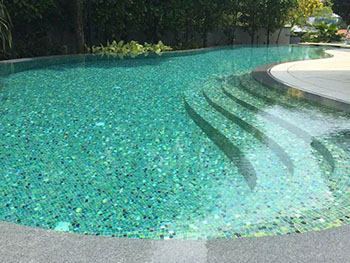 Betonschwimmbecken mit Fliesenverkleidung