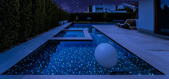 lumineszierende Poolfliesen bei Nacht
