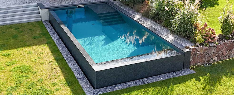 Großzügiger Betonpool mit Folie im privaten Garten – individuell geplant