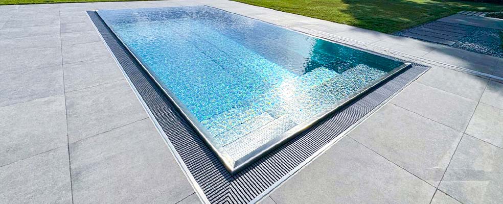 Moderner Edelstahlpool mit nahtlos geschweißten Wänden und integriertem Überlauf