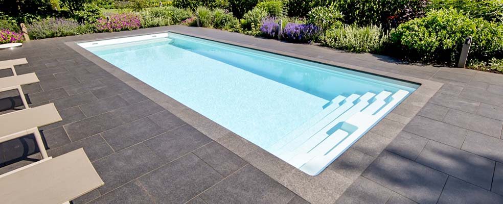 Glasfaserverstärkter Kunststoffpool (GFK) in eleganter Form und makelloser Oberfläche