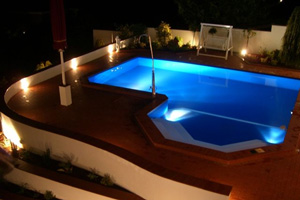 Unterwasserlicht Funktion im Pool bei Nacht
