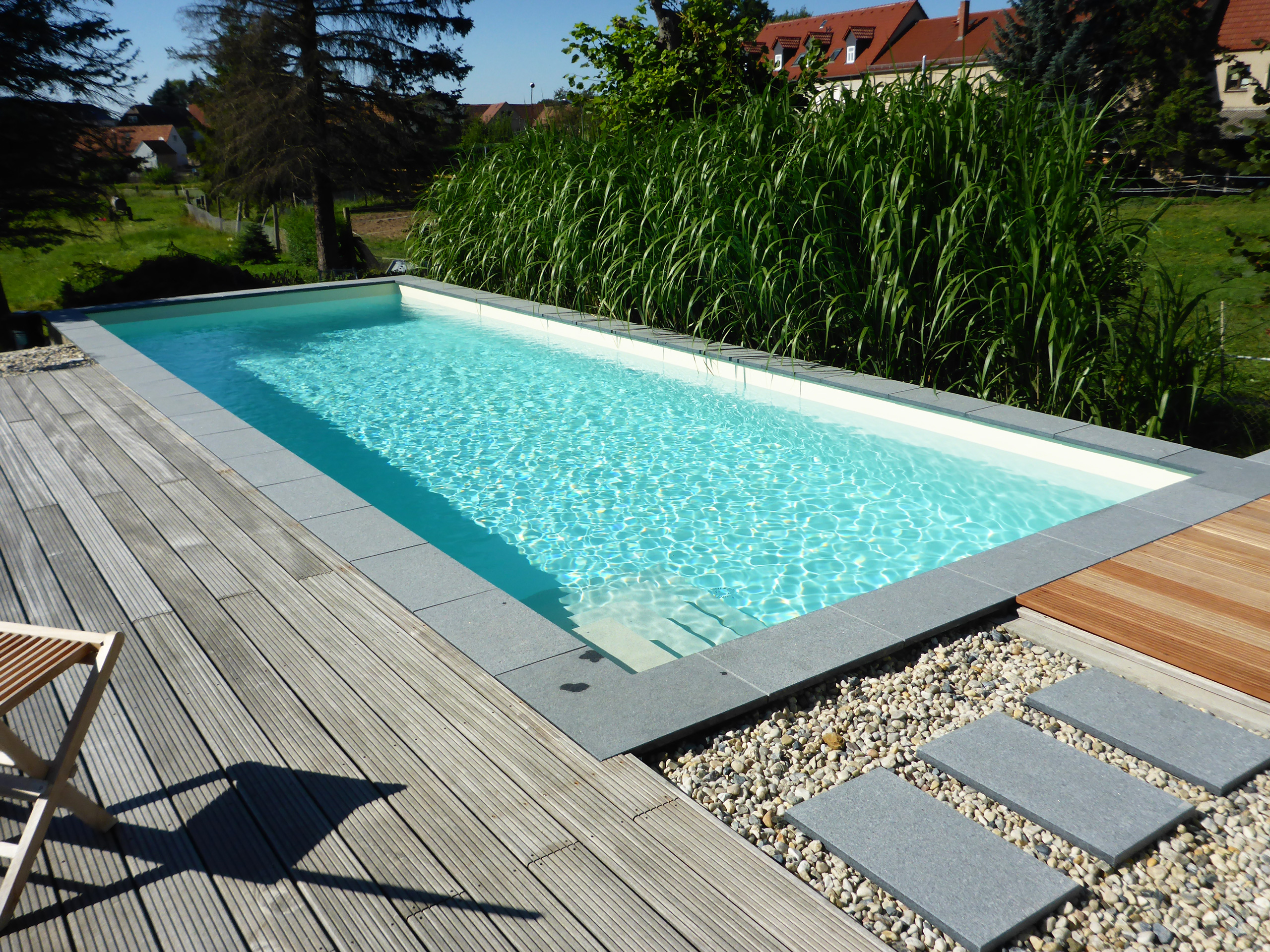 Swimmingpool herausstehend 3,5x10x1,5m mit Ecktreppe