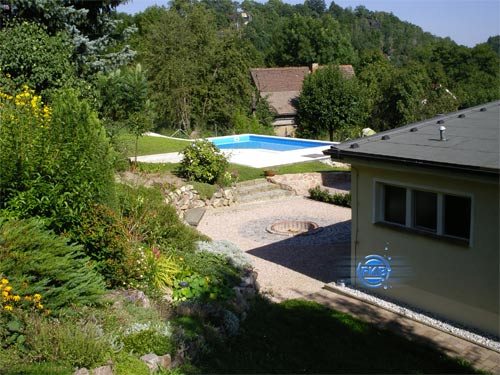 Schwimmbecken am Hang