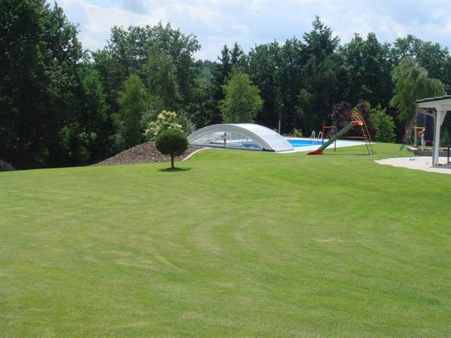 Gartenbereich mit Schwimmbecken