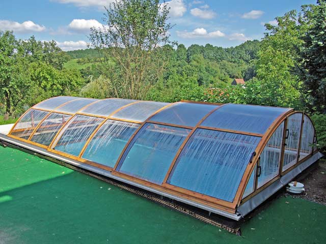 Schwimmbad mit Überdachung