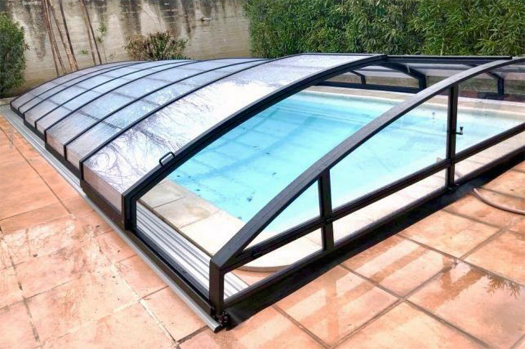 Flache Schwimmbadüberdachung Aluna® Variant Light