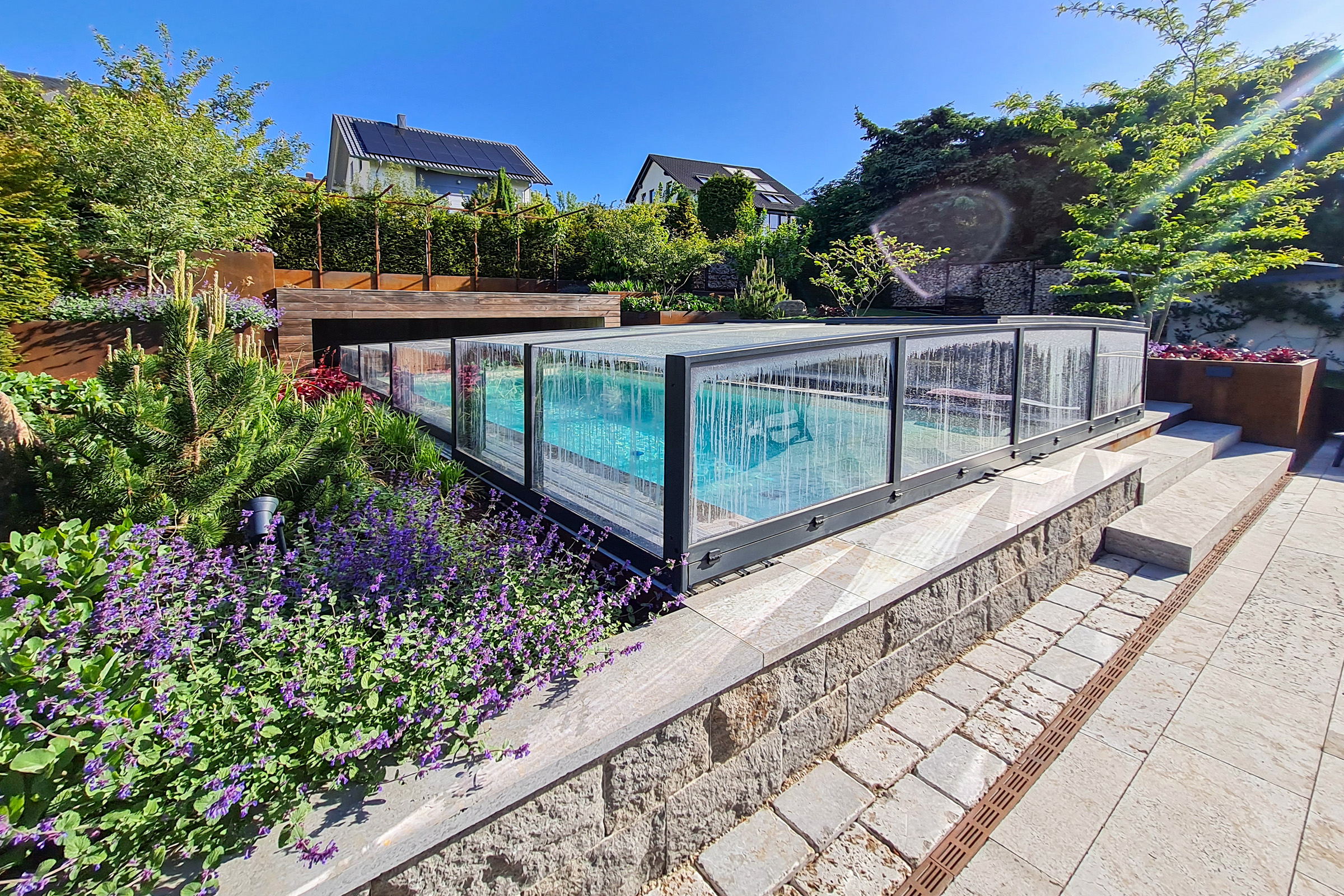 Geschlossene Poolüberdachung schützt das Becken vor Verschmutzung und Wärmeverlust