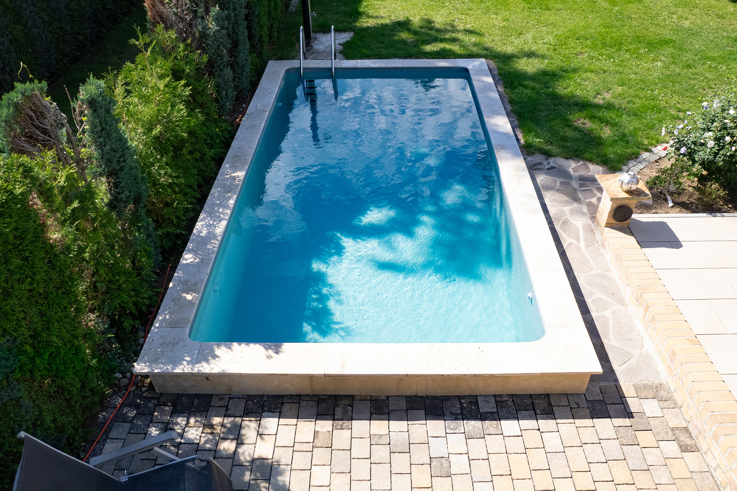 Hellgraues PP Schwimmbecken mit Einbauteilen von Astral 