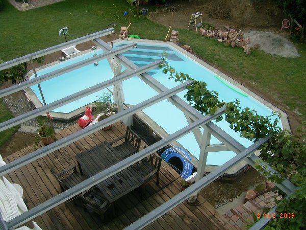 Holzterrasse mit Pool