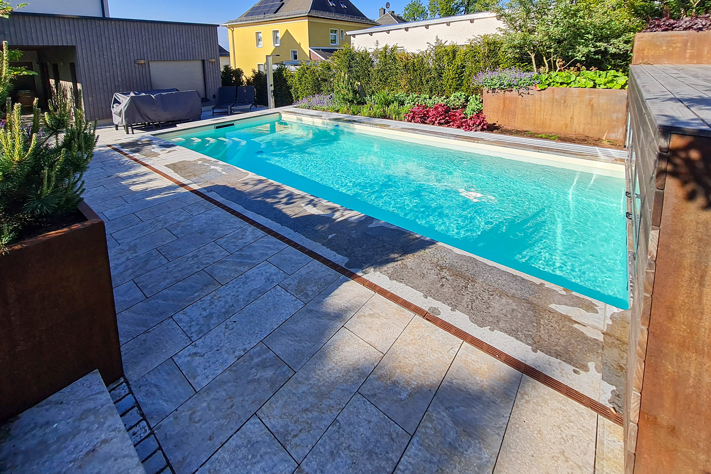 Moderner Massivpool mit heller Folienauskleidung 