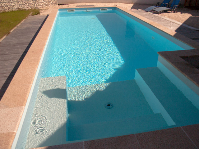 Schwimmbecken mit Folie und Beckenrandsteinen