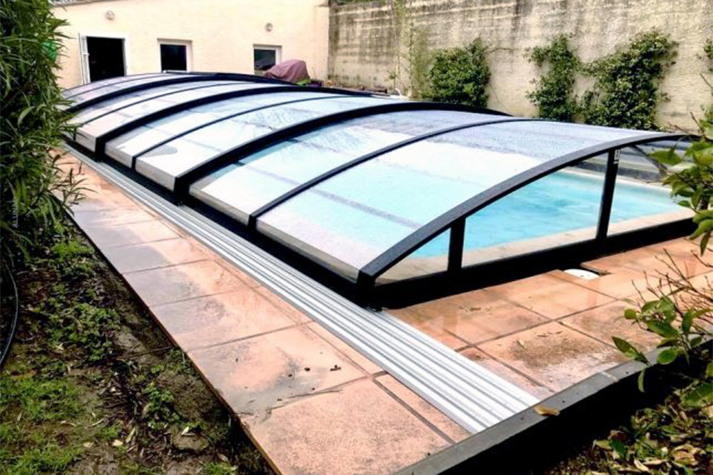 Flache Schwimmbadüberdachung Aluna® Variant Light