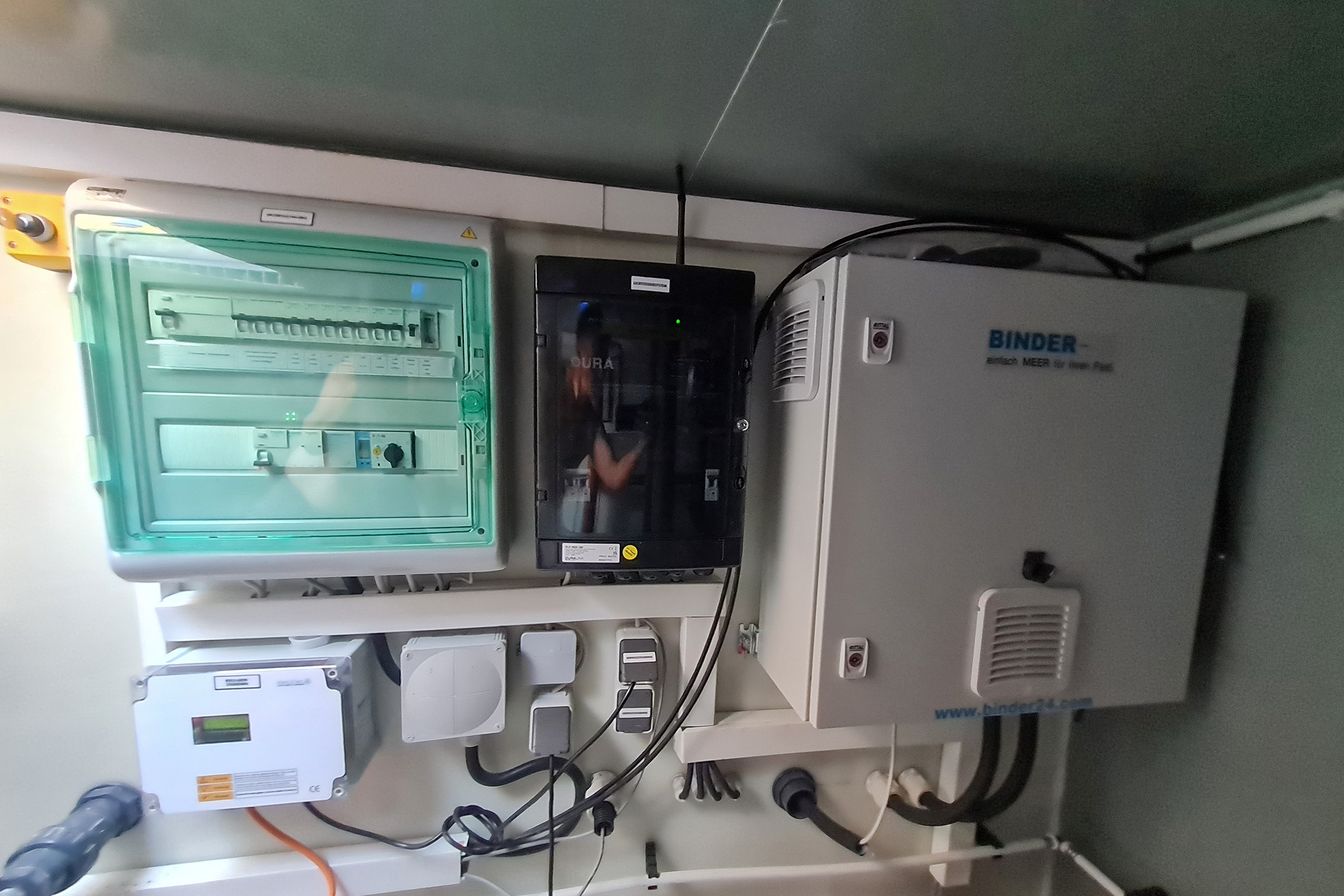 Elektronische Steuerungseinheiten im Technikschacht mit Schaltschränken, Sicherungen und Steuerung für Gegenstromturbine