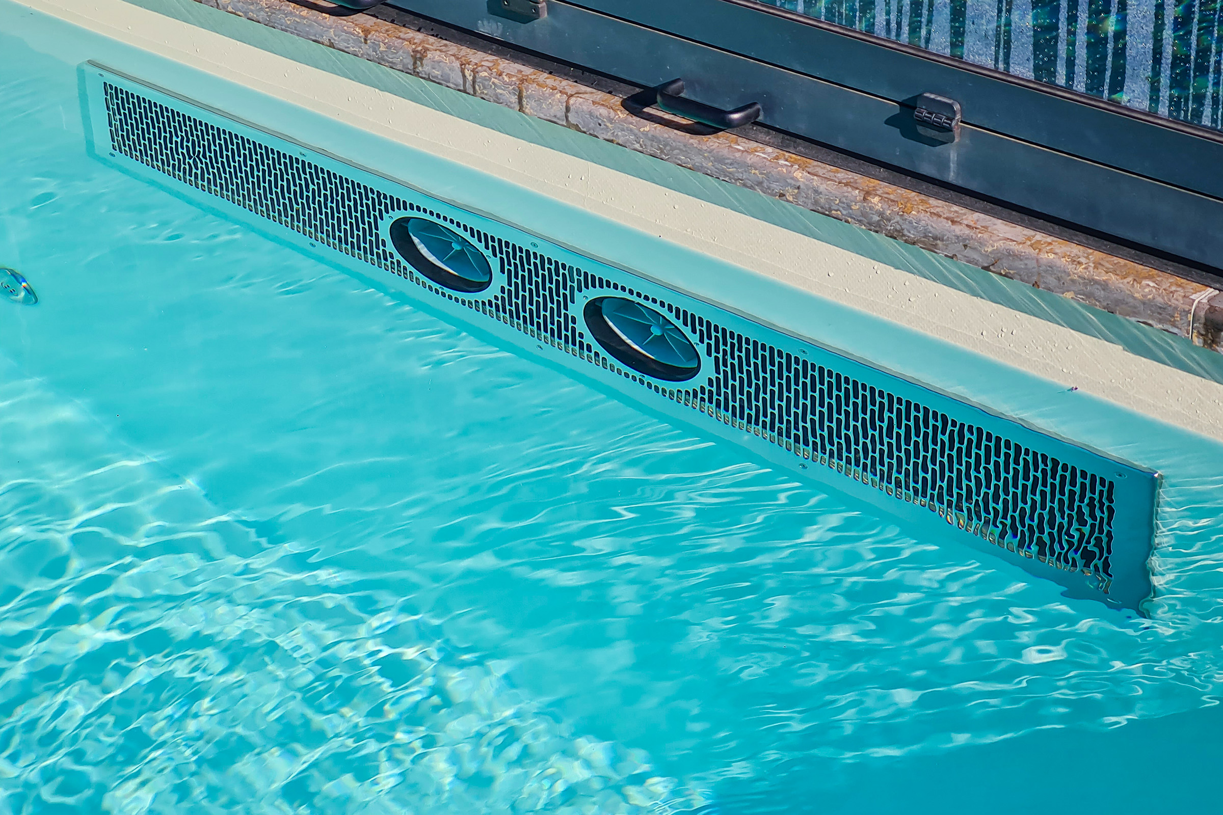 Moderner Massivpool mit heller Folienauskleidung und Natursteinumrandung in stilvoller Gartenanlage