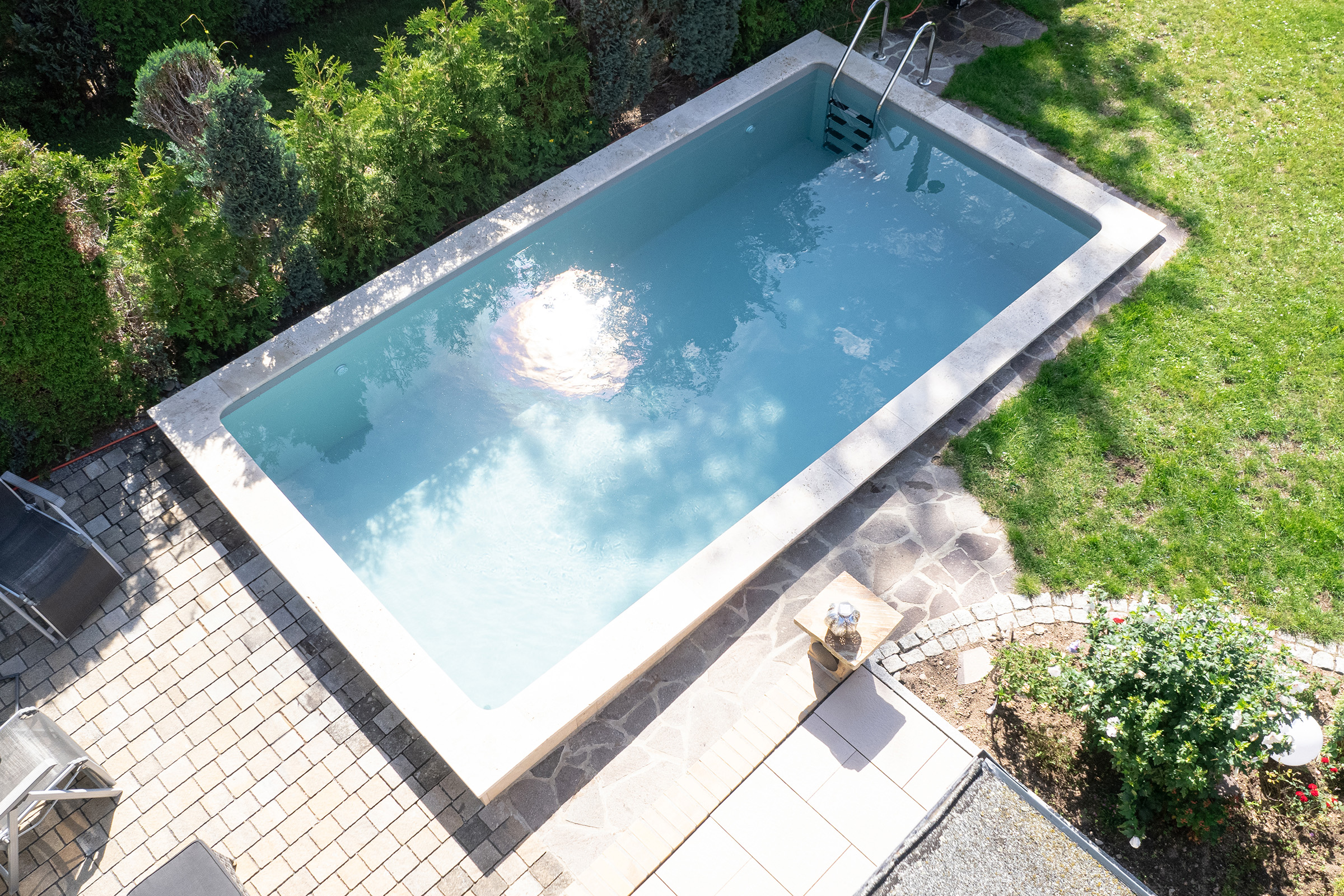 Hellgraues PP Schwimmbecken mit Einbauteilen von Astral 