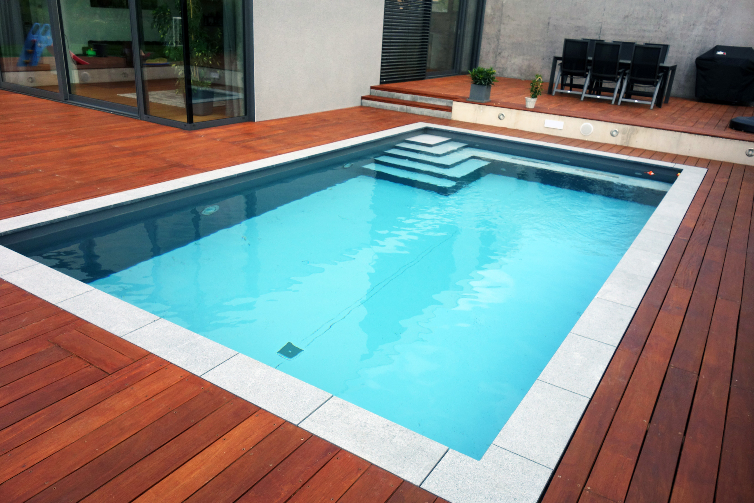 Betonbecken 3,5x7x1,5m mit Ecktreppe und Podest