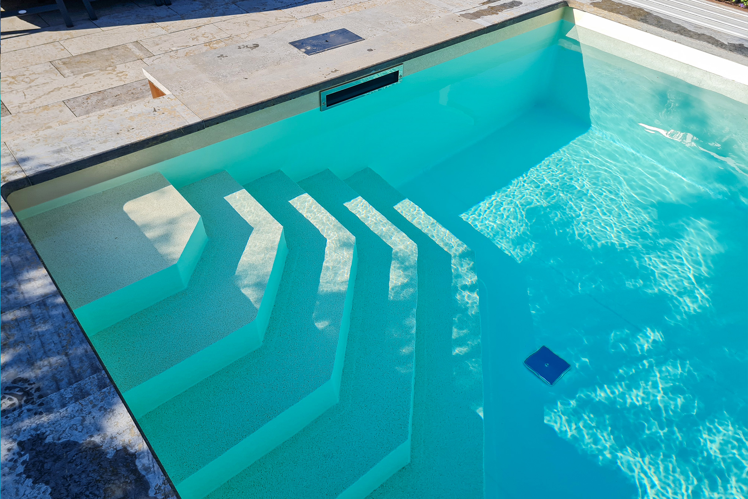 Fünfstufige Einstiegstreppe im Pool mit gleichmäßig verlegter ELBE Pearl Folie