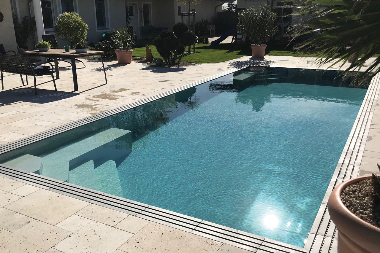 Überlaufbecken Overflow Stone EVO 8,0x3,5x1,35m mit 2 Ecktreppen Achteck und Sitzbänke