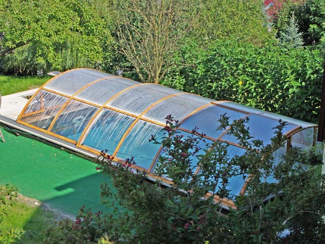 Schwimmbecken Schiebehalle geschlossen