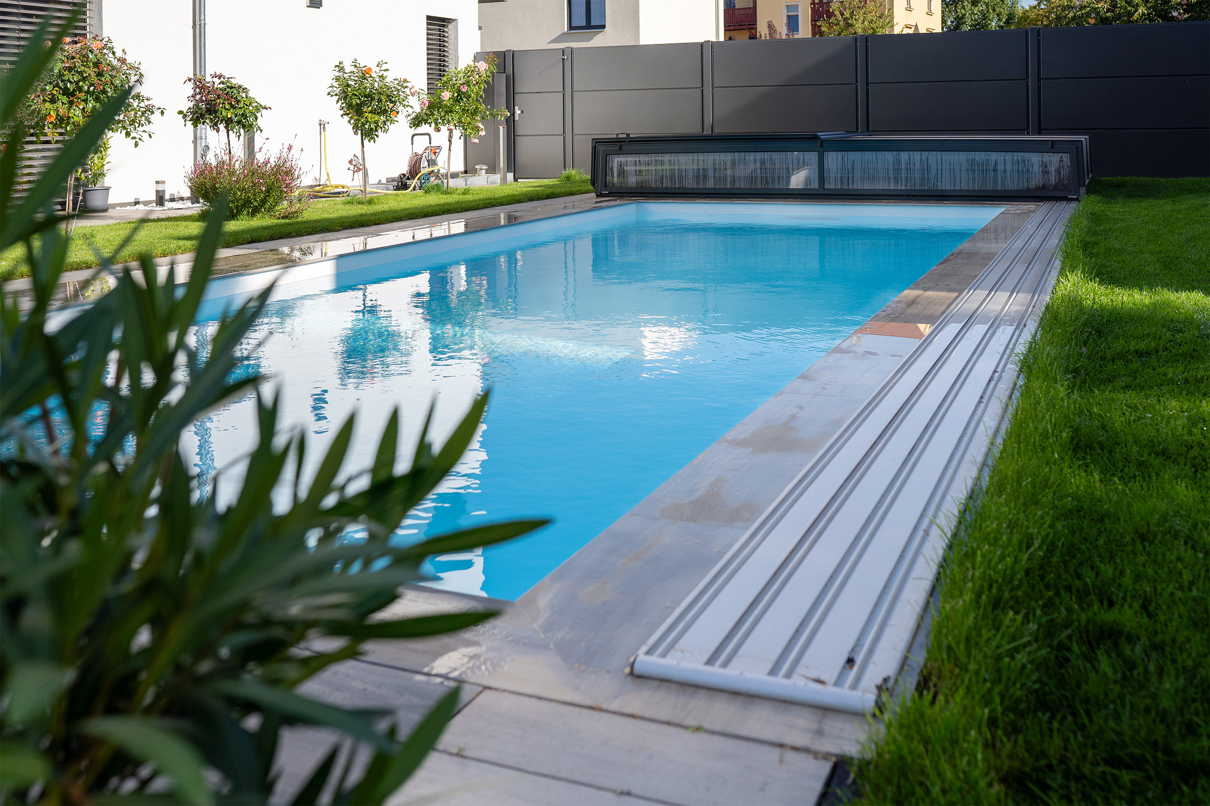 Betonpool mit Luftsprudelsitzbank und Poolüberdachung