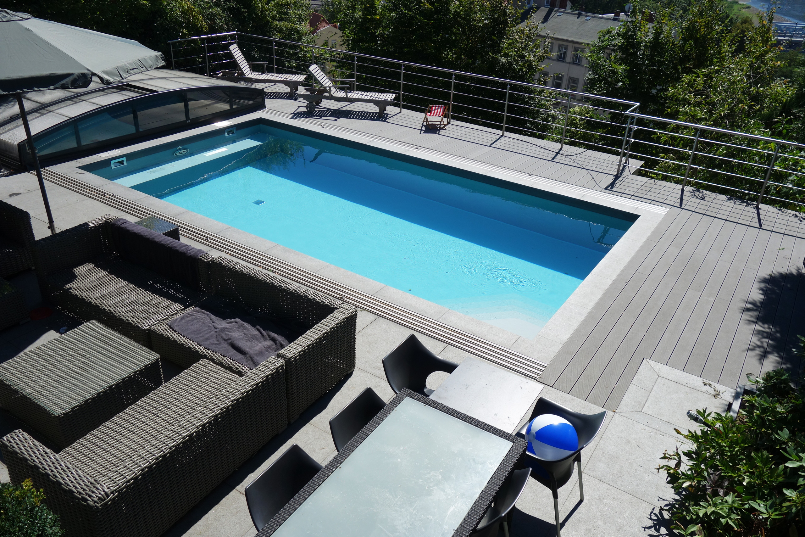 Betonbecken 4x8x1,5m mit Ecktreppe, Sitzbank und Überdachung Casablanca Infinity