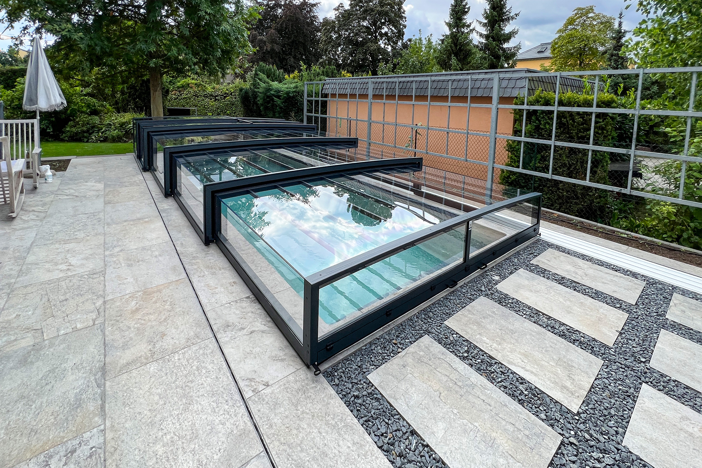 Betonschwimmbecken mit Aluna Exclusive Line Poolueberdachung