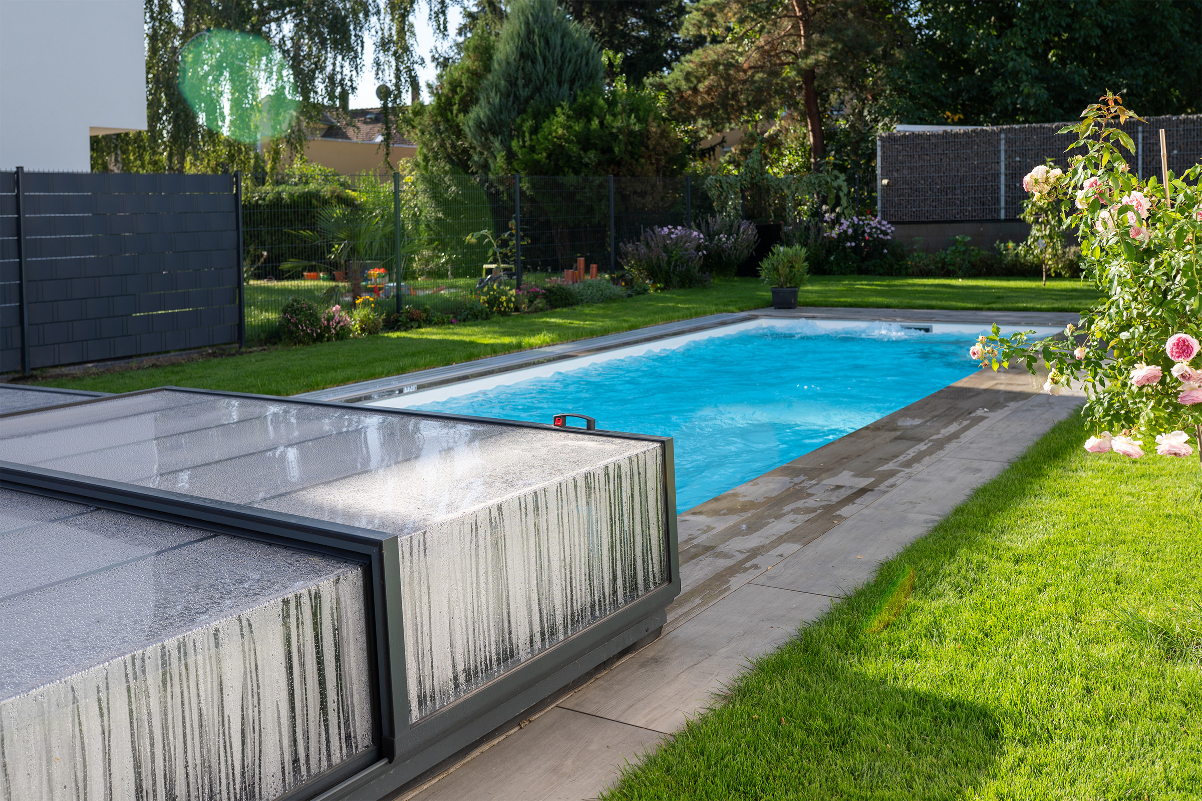 Betonpool mit Luftsprudelsitzbank und Poolüberdachung