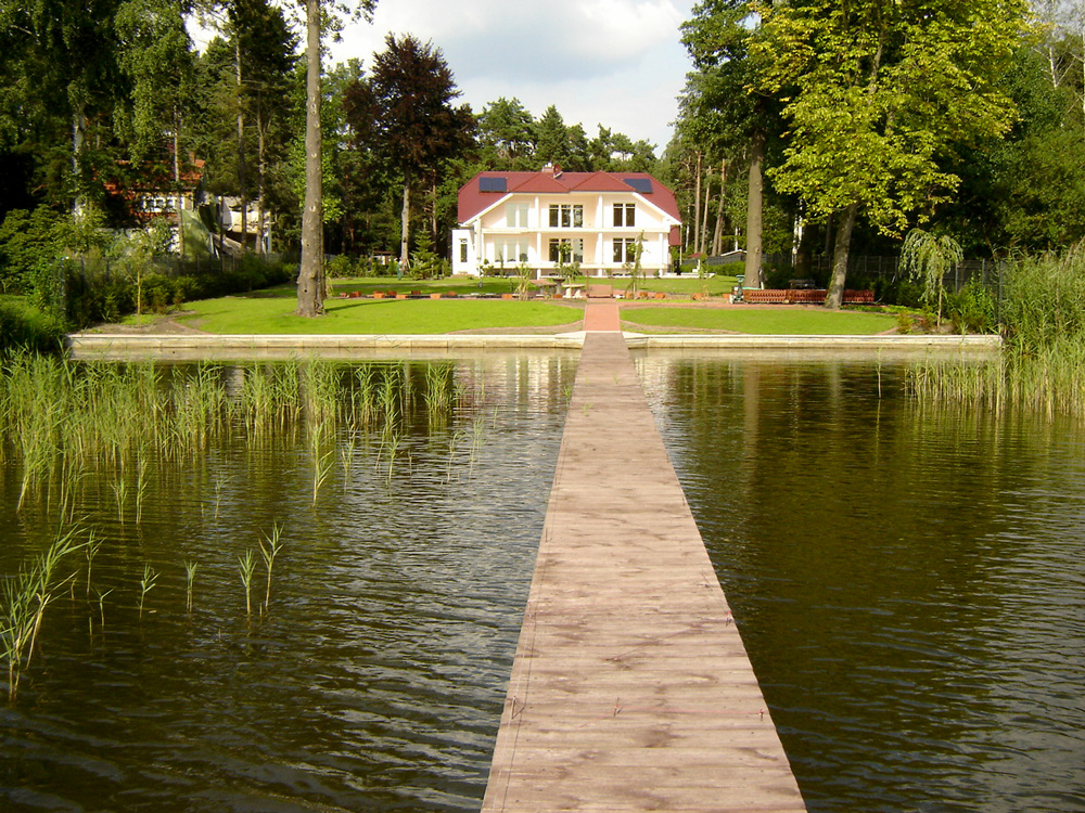 Schwimmbecken am See
