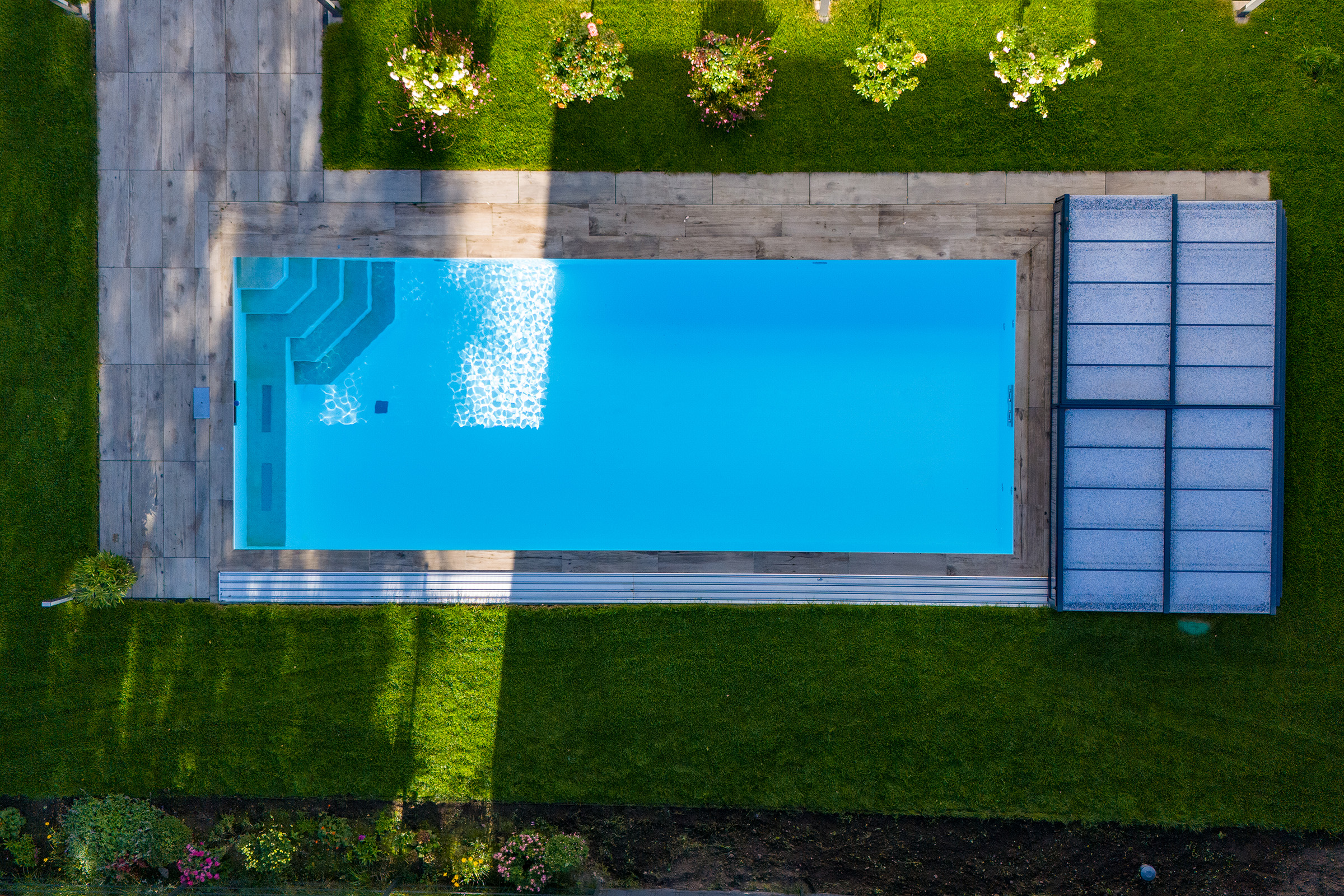 Betonpool mit Luftsprudelsitzbank und Poolüberdachung