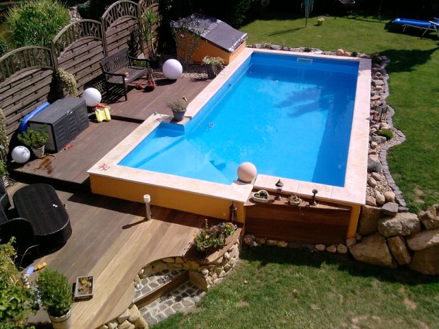 Schwimmbecken mit Planschbereich