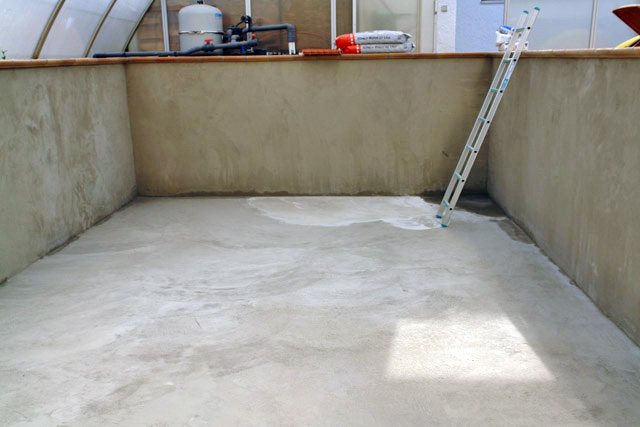 Beckenrohbau mit Überdachung