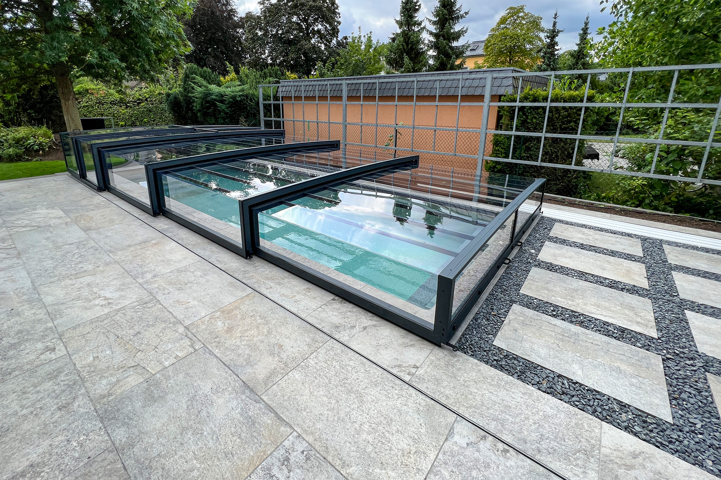 Betonschwimmbecken mit Aluna Exclusive Line Poolueberdachung