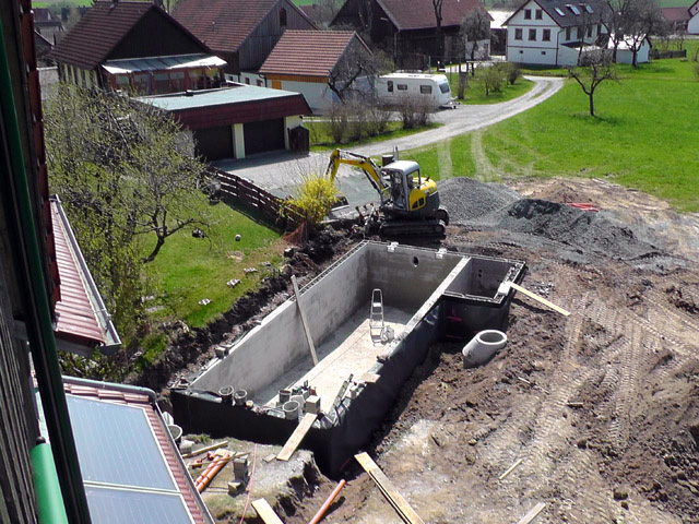 Schwimmbeckenrohbau mit Technikschacht