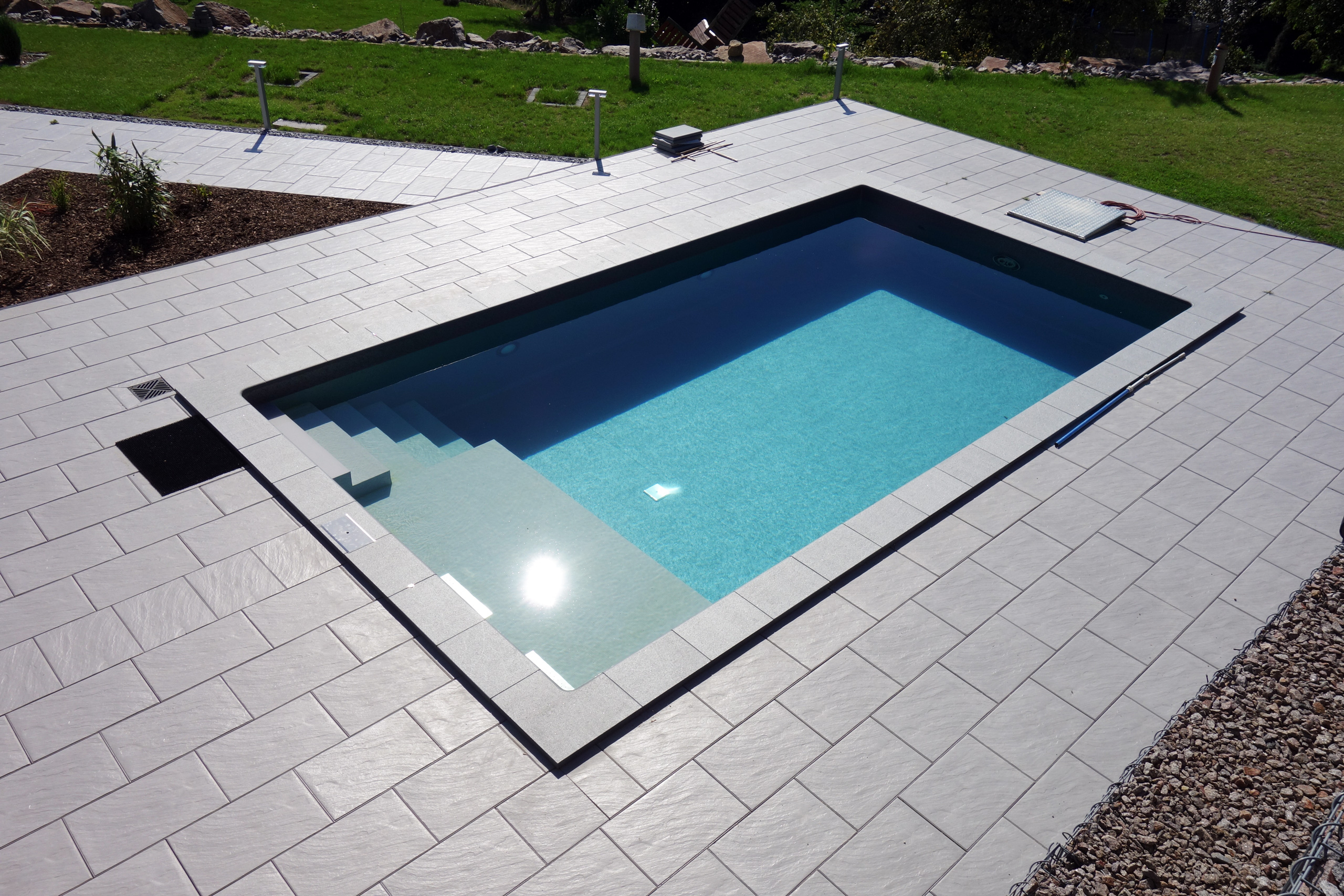 Freibecken 4x7,5x1,5m mit gerader Treppe und Sitzfläche