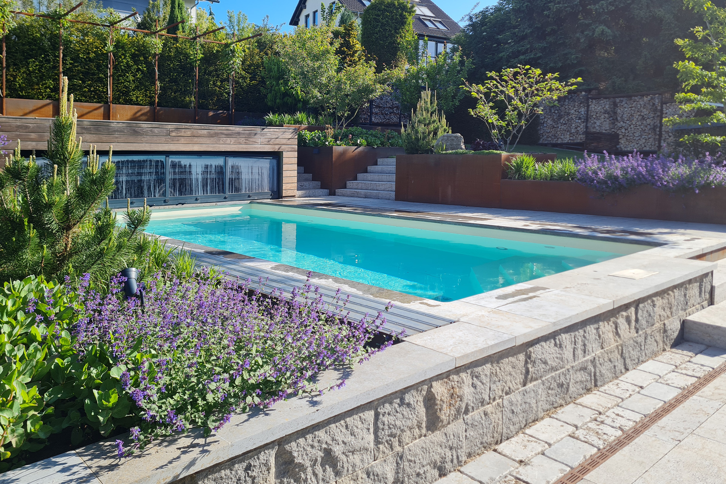 Betonpool mit ELBE Pearl Folienauskleidung und moderner Gartentreppe aus Naturstein