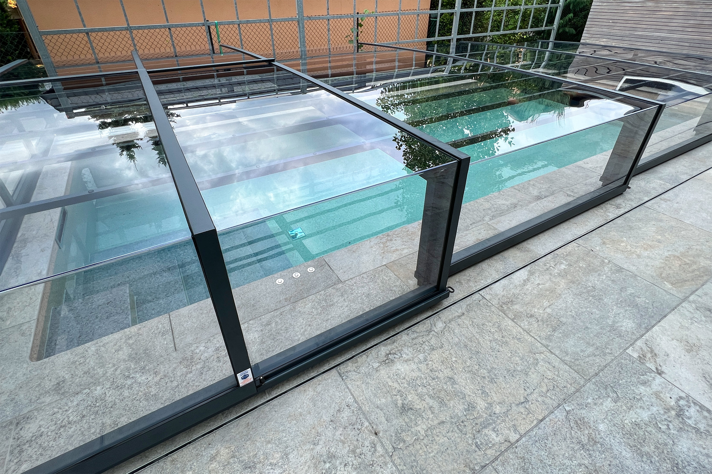 Betonschwimmbecken mit Aluna Exclusive Line Poolueberdachung