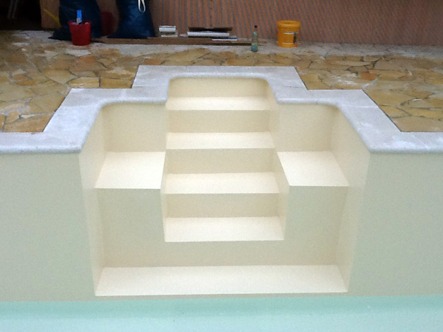 Schwimmbad aussenliegende Treppe