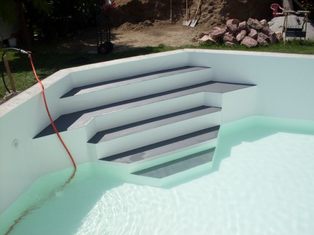 Treppenauskleidung weiß mit grauen Stufen