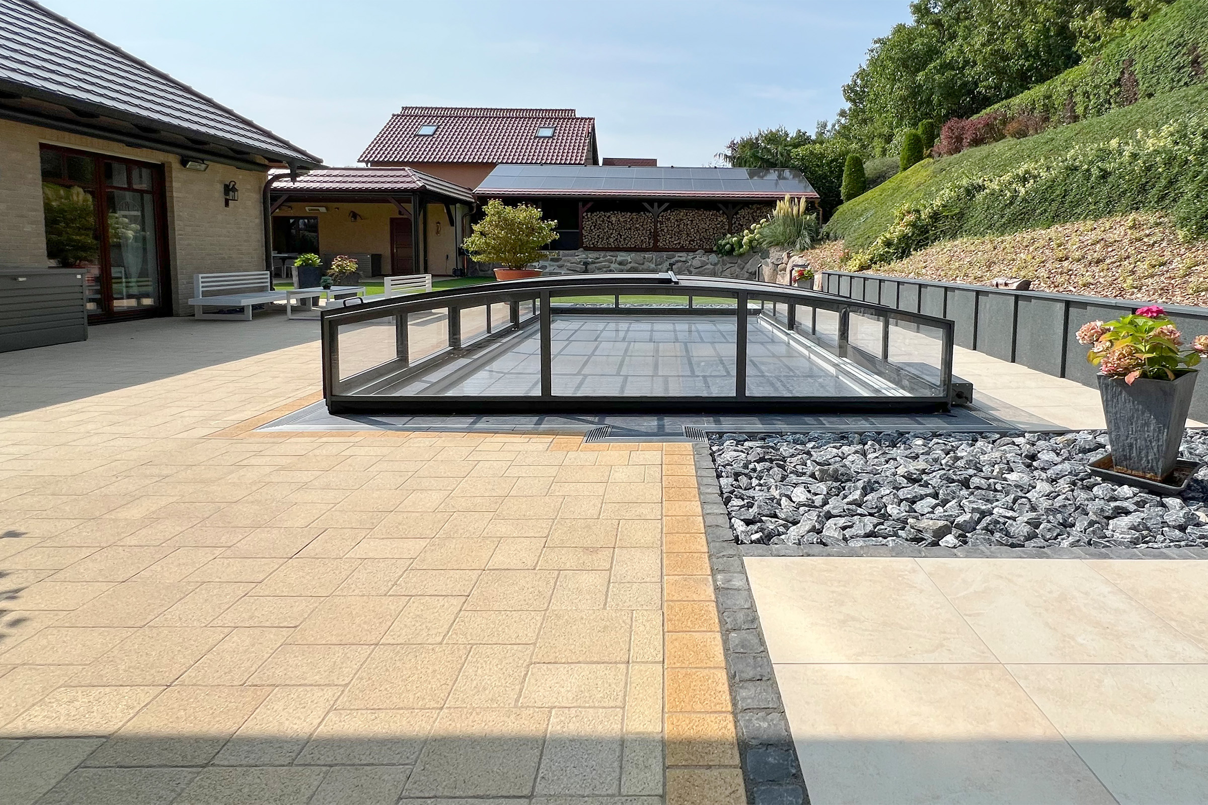 Niedrige Schwimmbadüberdachung Aluna® Comfort