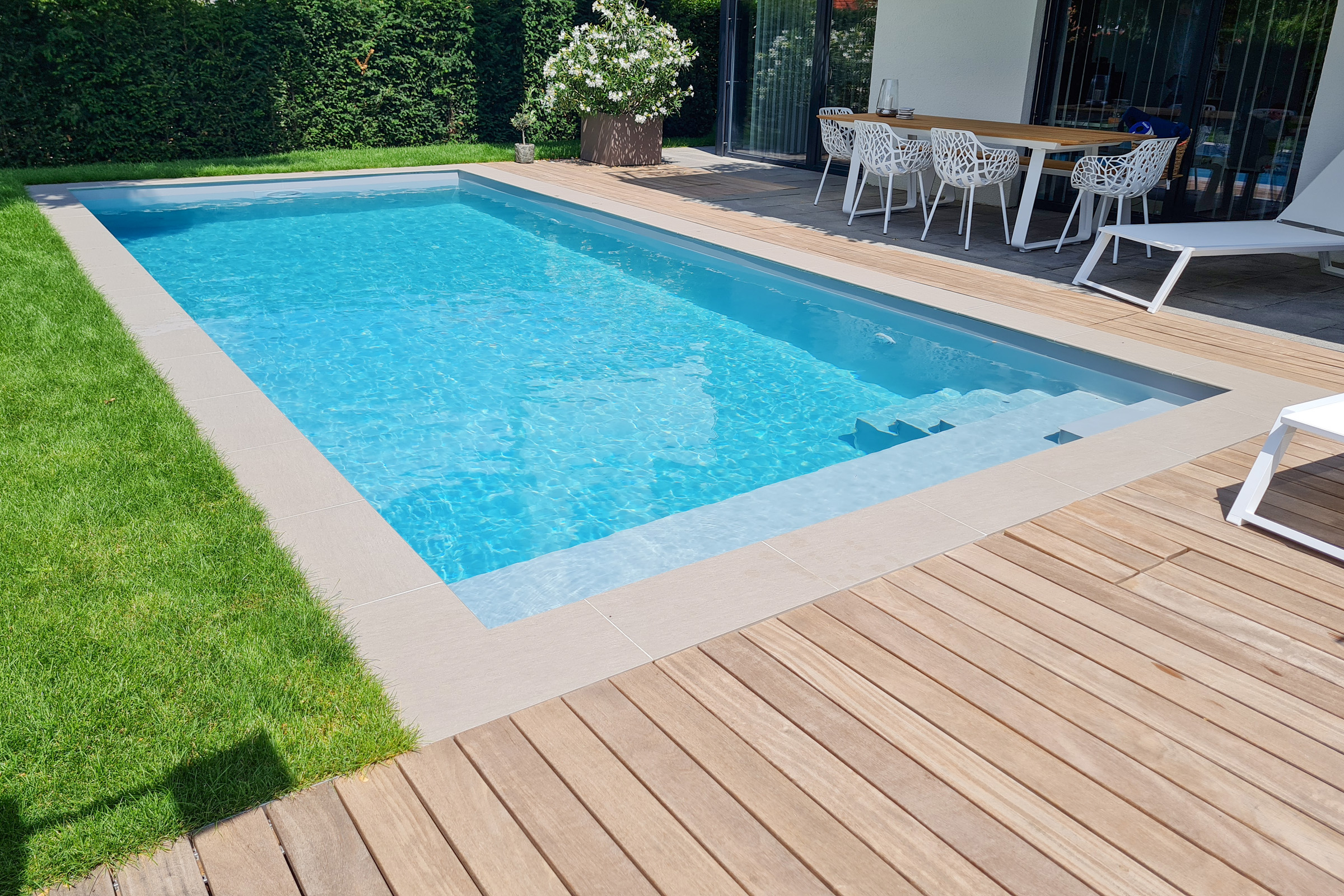 Polypropylen Skimmerpool 3,5x8,0x1,5m mit Rollladenabdeckung in Sitzbank