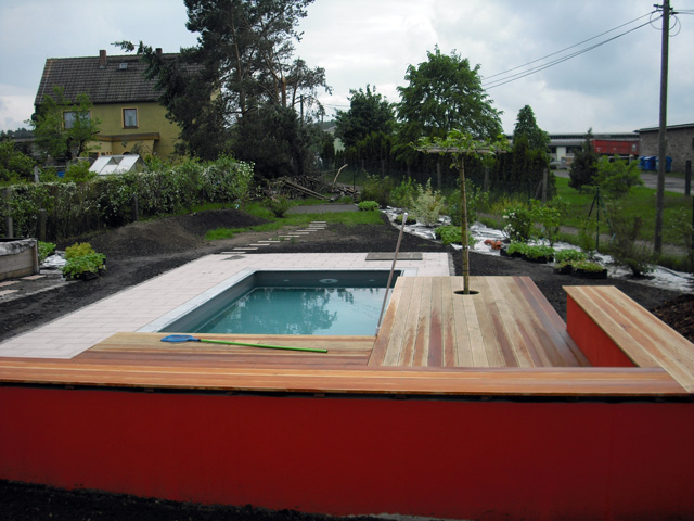 Schwimmbecken Holzterrasse 