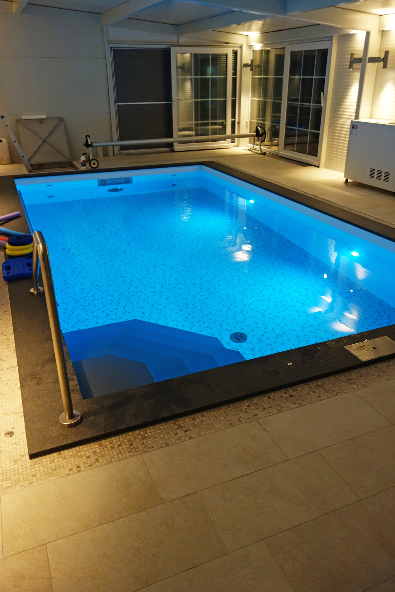 Hallenbecken 3,5x6,7x1,5m mit Ecktreppe, Podest und Strömungsturbine