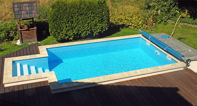 Schwimmbecken mit Luftpolsterfolie mit Aufwickelvorrichtung