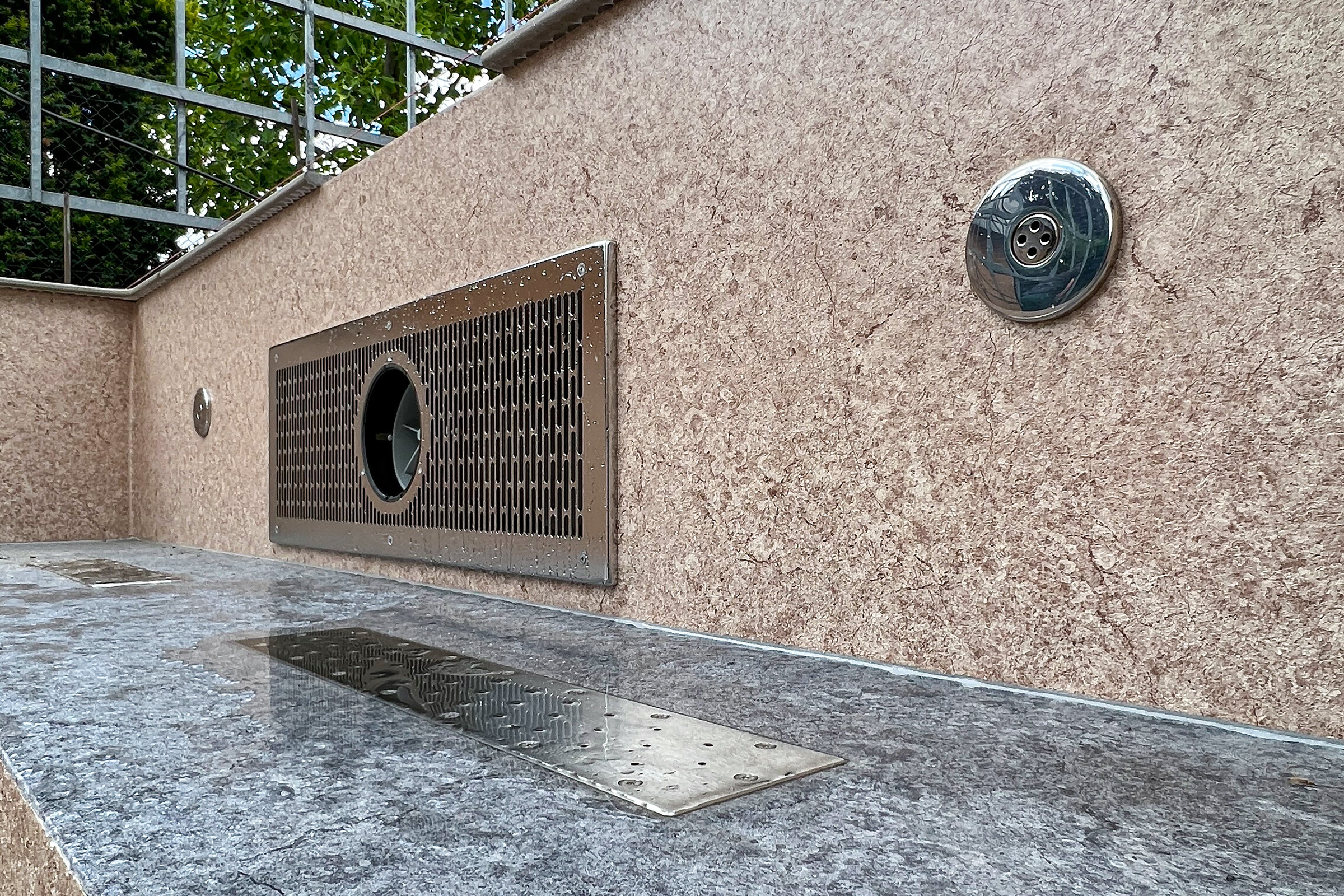 Betonschwimmbecken mit Aluna Exclusive Line Poolueberdachung